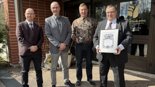 Vuoden metsästysseuran edustajat kuvassa.